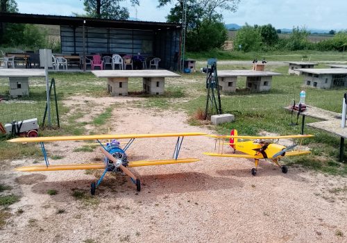 Un Bucker Jungmeister et un Stearman PT18